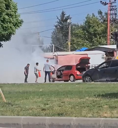 Seyir halindeki otomobil alev aldı
