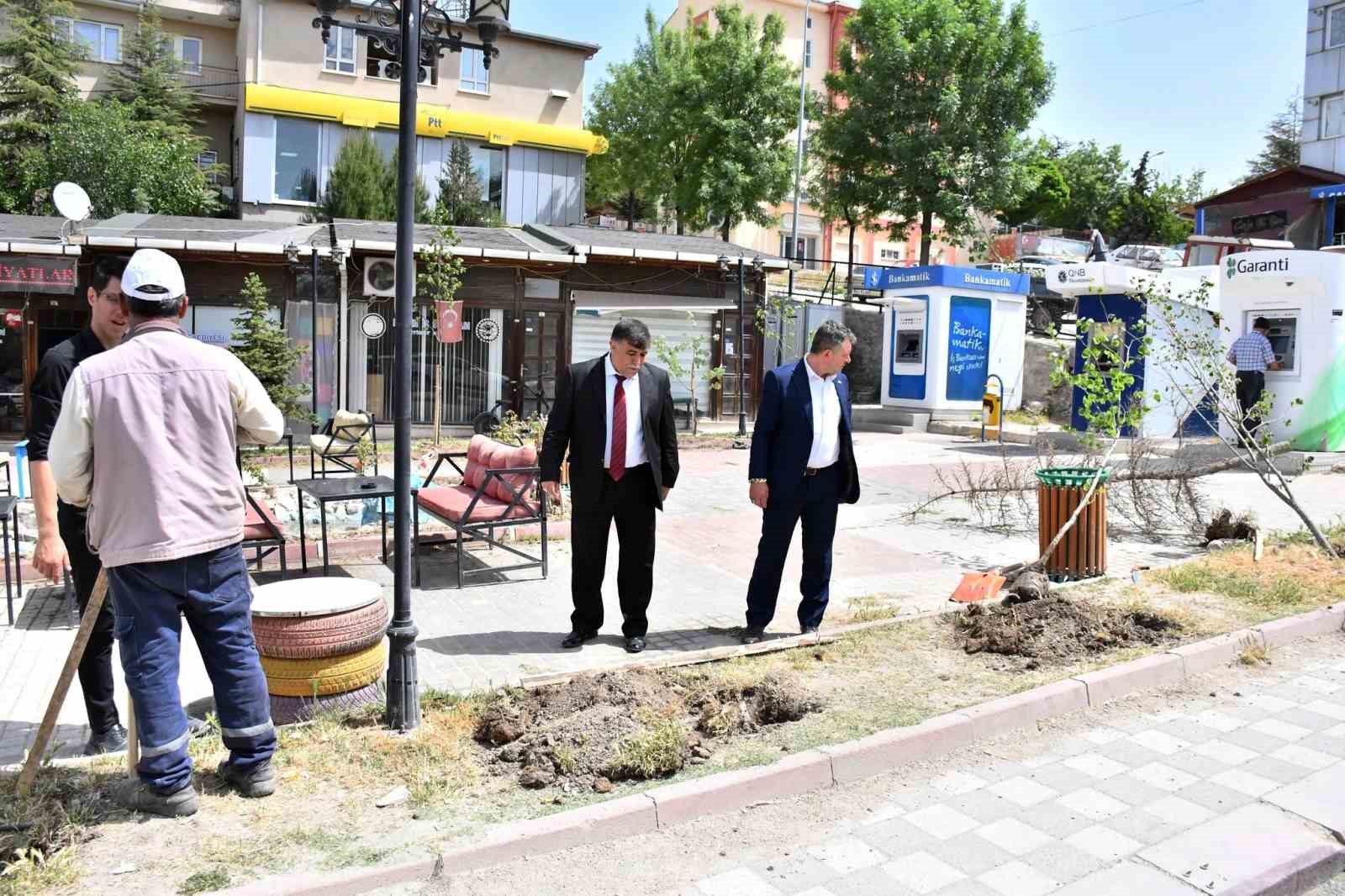 Emet H&uuml;k&uuml;met Meydanında bakım ve onarım &ccedil;alışması
