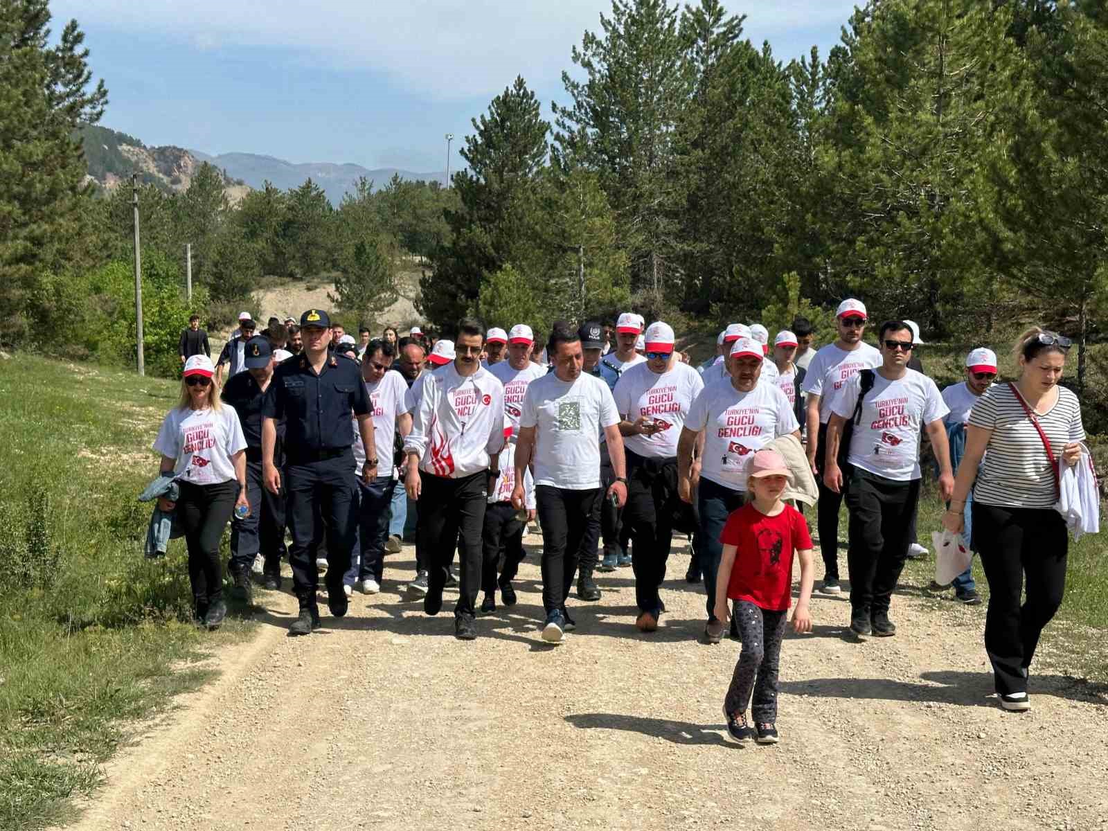 Onlarca genç 4 kilometre yürüdü
