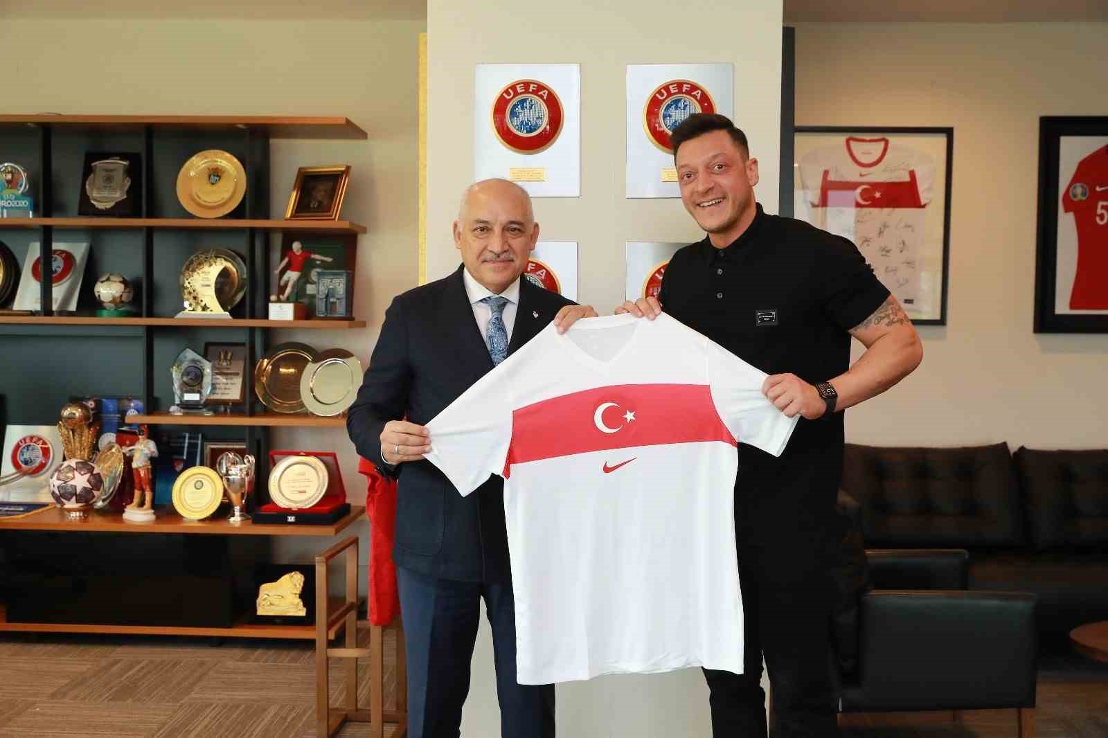 Mesut Özil’den TFF Başkanı Mehmet Büyükekşi’ye ziyaret
