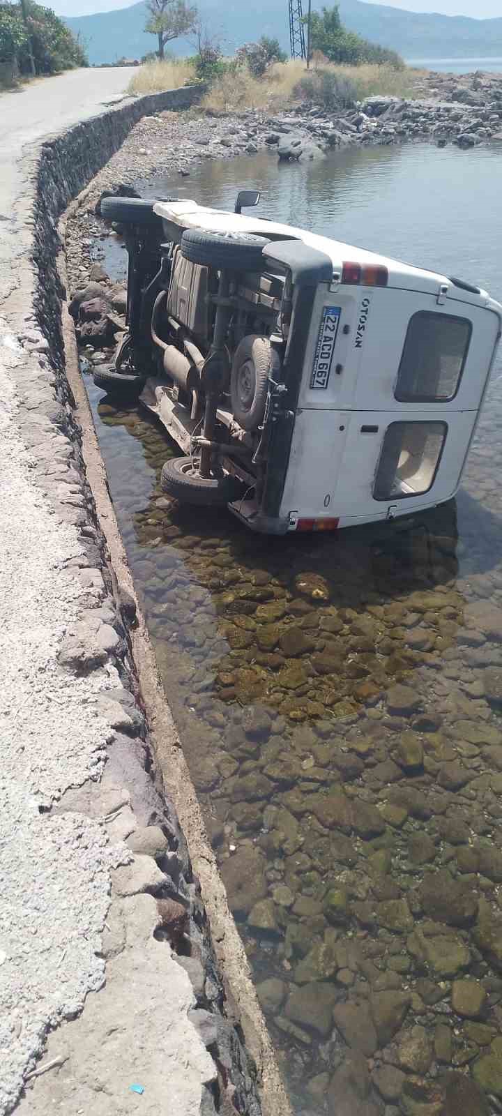 Denize d&uuml;şen minib&uuml;sten yaralı &ccedil;ıktı
