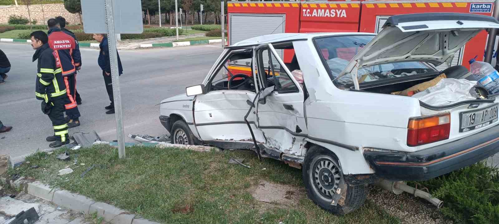 Amasya’da 2 otomobilin kavşakta çarpıştığı kaza kamerada
