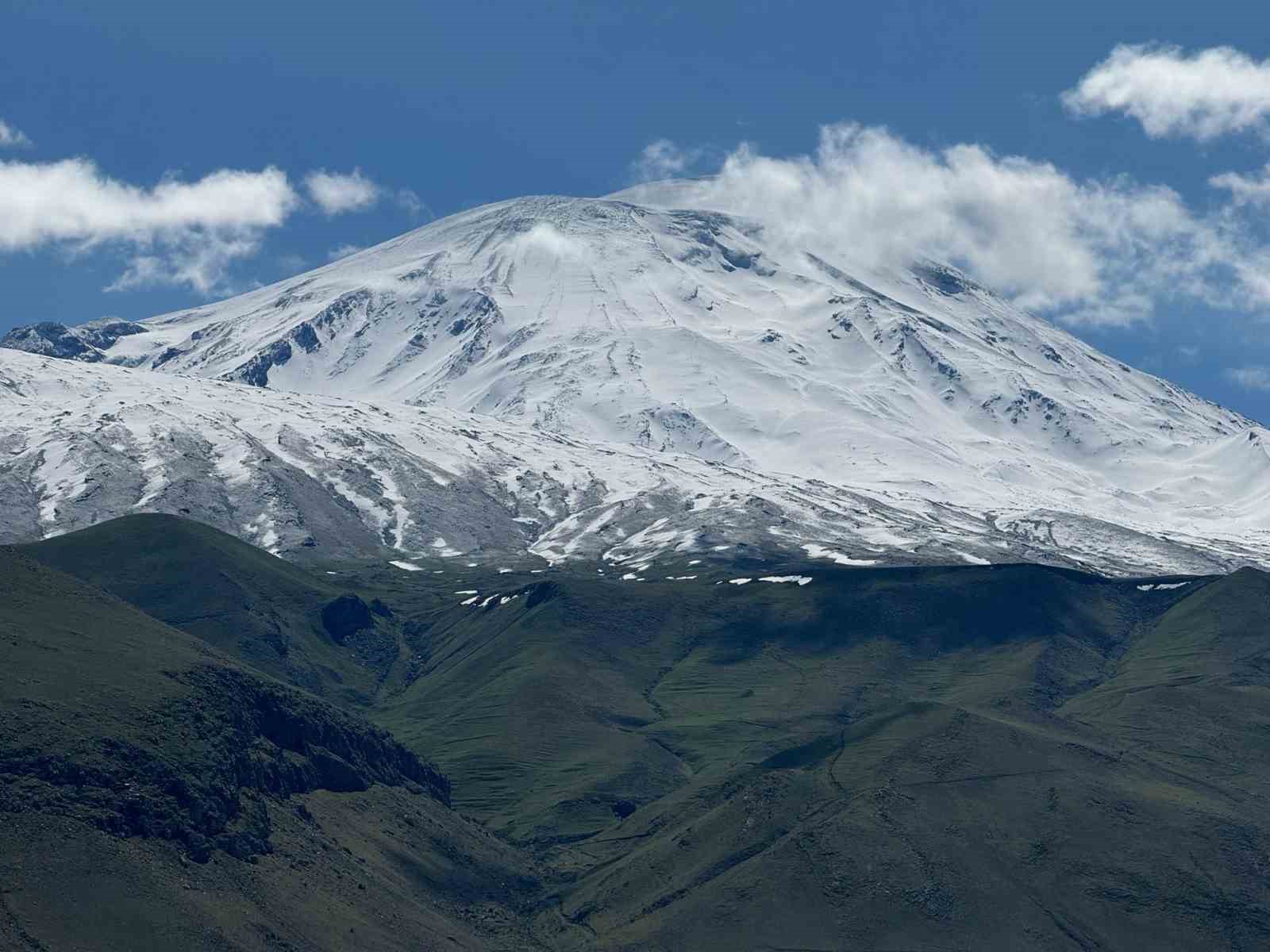 Mayıs ayında Ağrı Dağı’na kar yağdı
