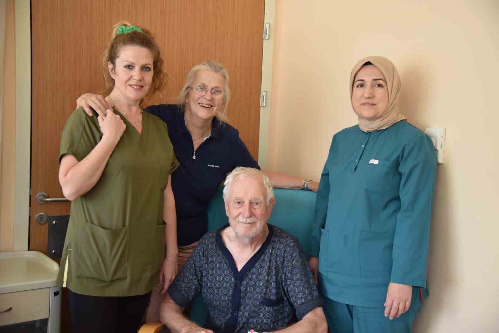 Alman turist &Ccedil;anakkale&rsquo;de hayata tutundu
