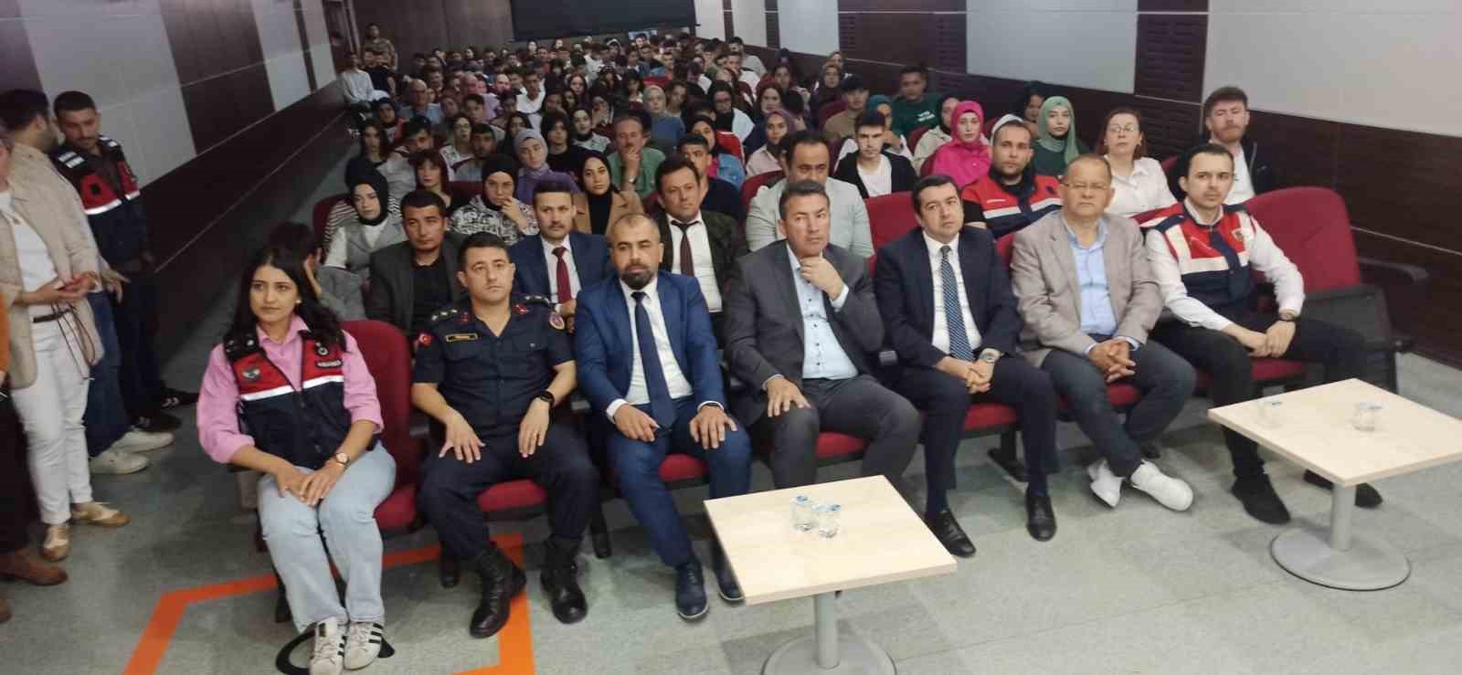 Devrek&rsquo;te Jandarmadan &ouml;ğrencilere konferans
