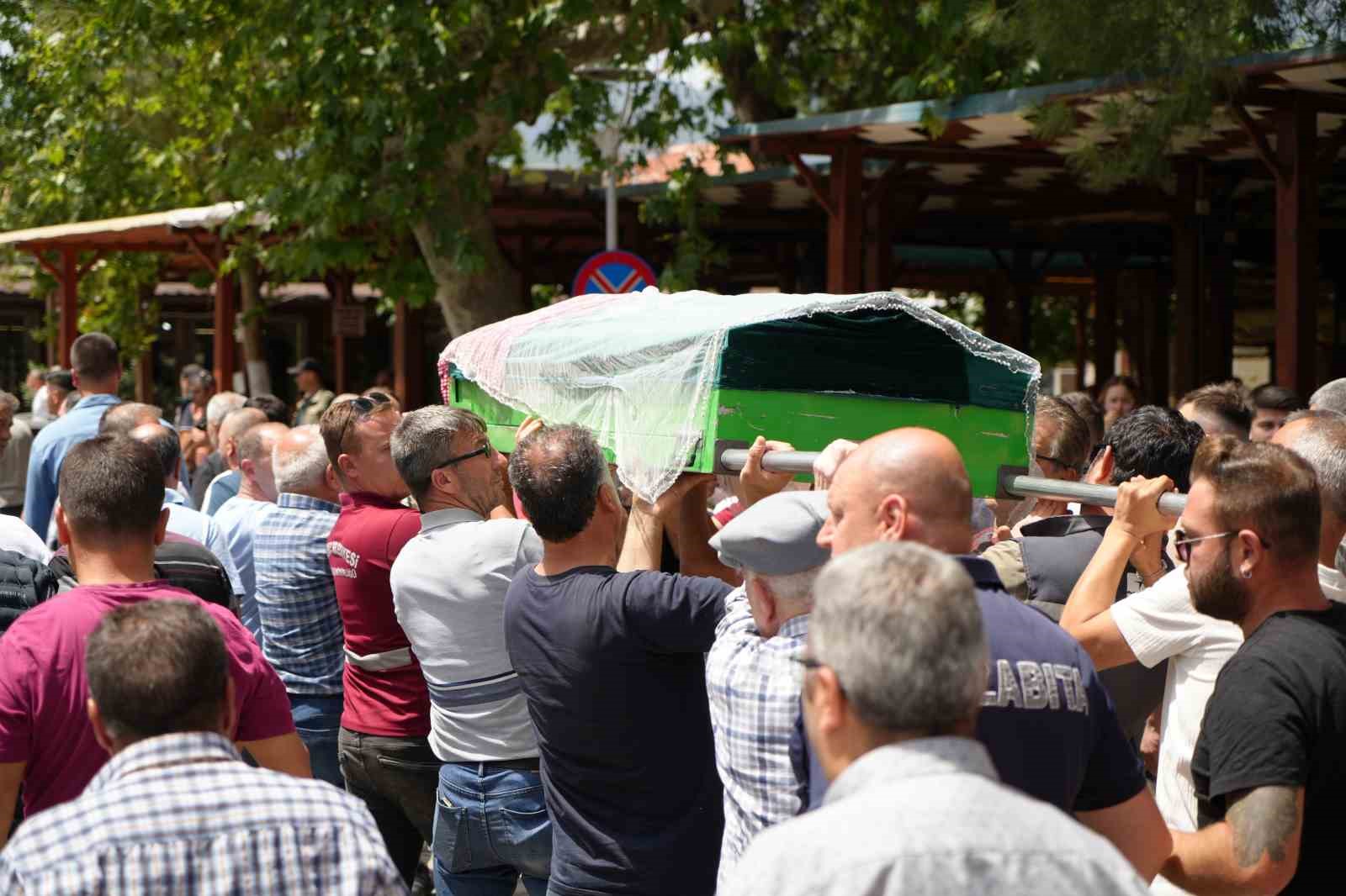 Trafik kazasında &ouml;len gen&ccedil; kızın tabutuna duvak &ouml;rt&uuml;ld&uuml;
