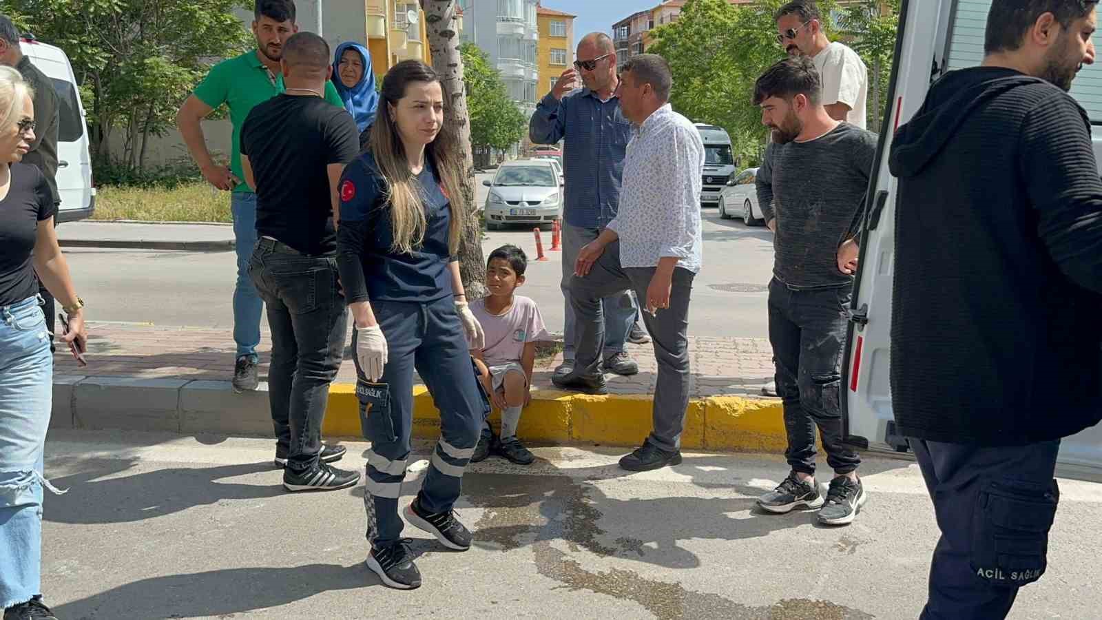 Yolun karşısına ge&ccedil;meye &ccedil;alışan &ccedil;ocuğa otomobil &ccedil;arptı

