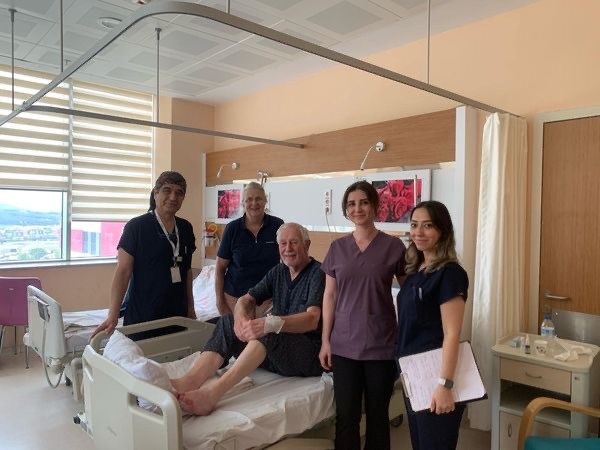 &Ccedil;anakkale&rsquo;de tur otob&uuml;s&uuml;nden d&uuml;şen Alman turist yaralandı
