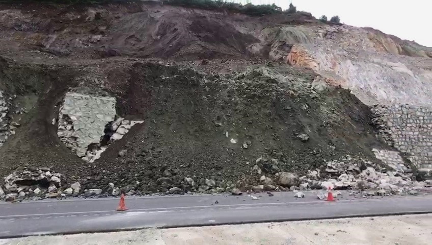 Çekerek’te karayolu kenarındaki istinat duvar çöktü
