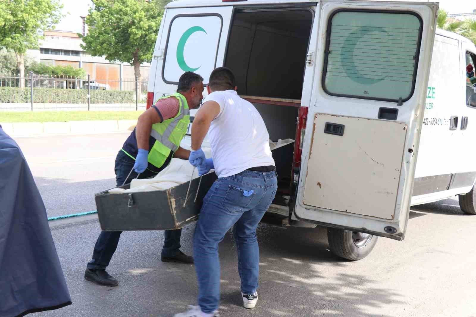 Başını kaldırıma vuran kasksız s&uuml;r&uuml;c&uuml;s&uuml; hayatını kaybetti
