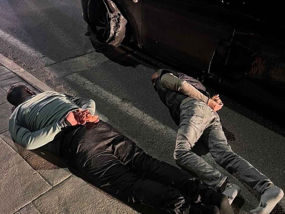 Dur ihtarına uymayan l&uuml;ks ara&ccedil;ta ka&ccedil;ak g&ouml;&ccedil;men yakalandı
