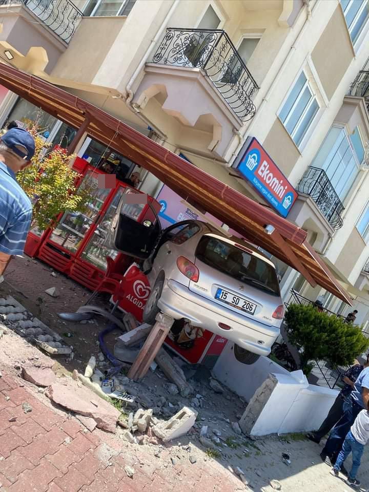 &Ouml;nce duvara &ccedil;arpan s&uuml;r&uuml;c&uuml; kendisini dondurma dolabının &uuml;zerinde buldu
