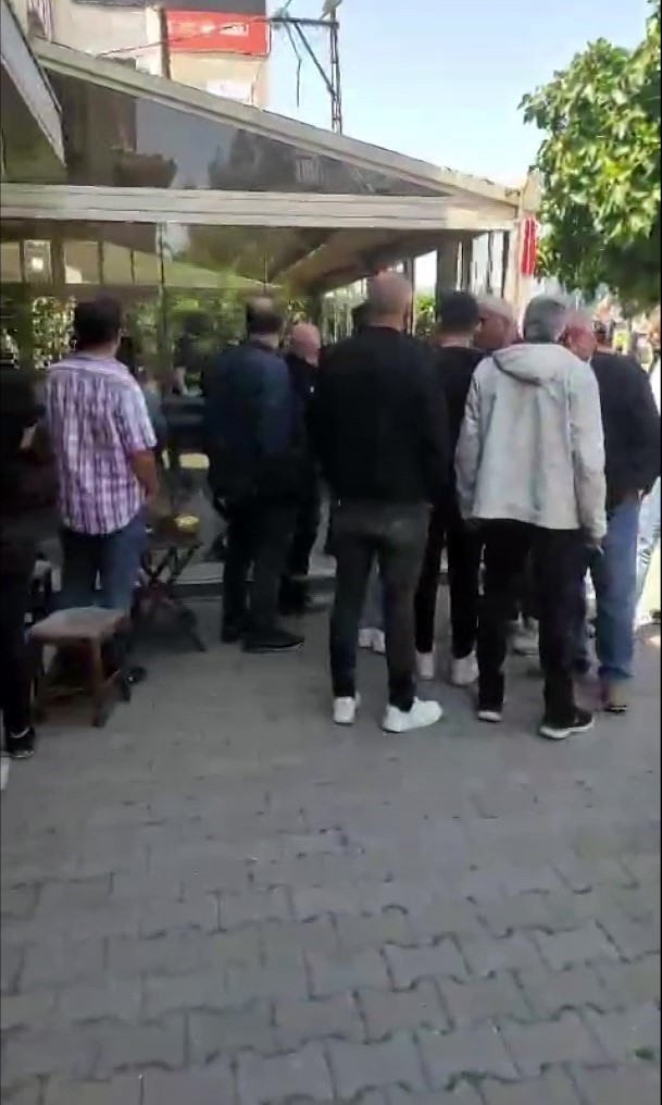 Pendik&rsquo;te silahlı saldırı: Kafede oturan kişiyi &ouml;ld&uuml;r&uuml;p ka&ccedil;tı 