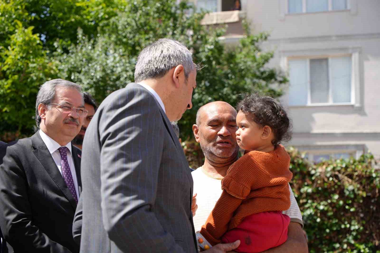 Vali, &ouml;ğrencilere okul sevgisi aşıladı
