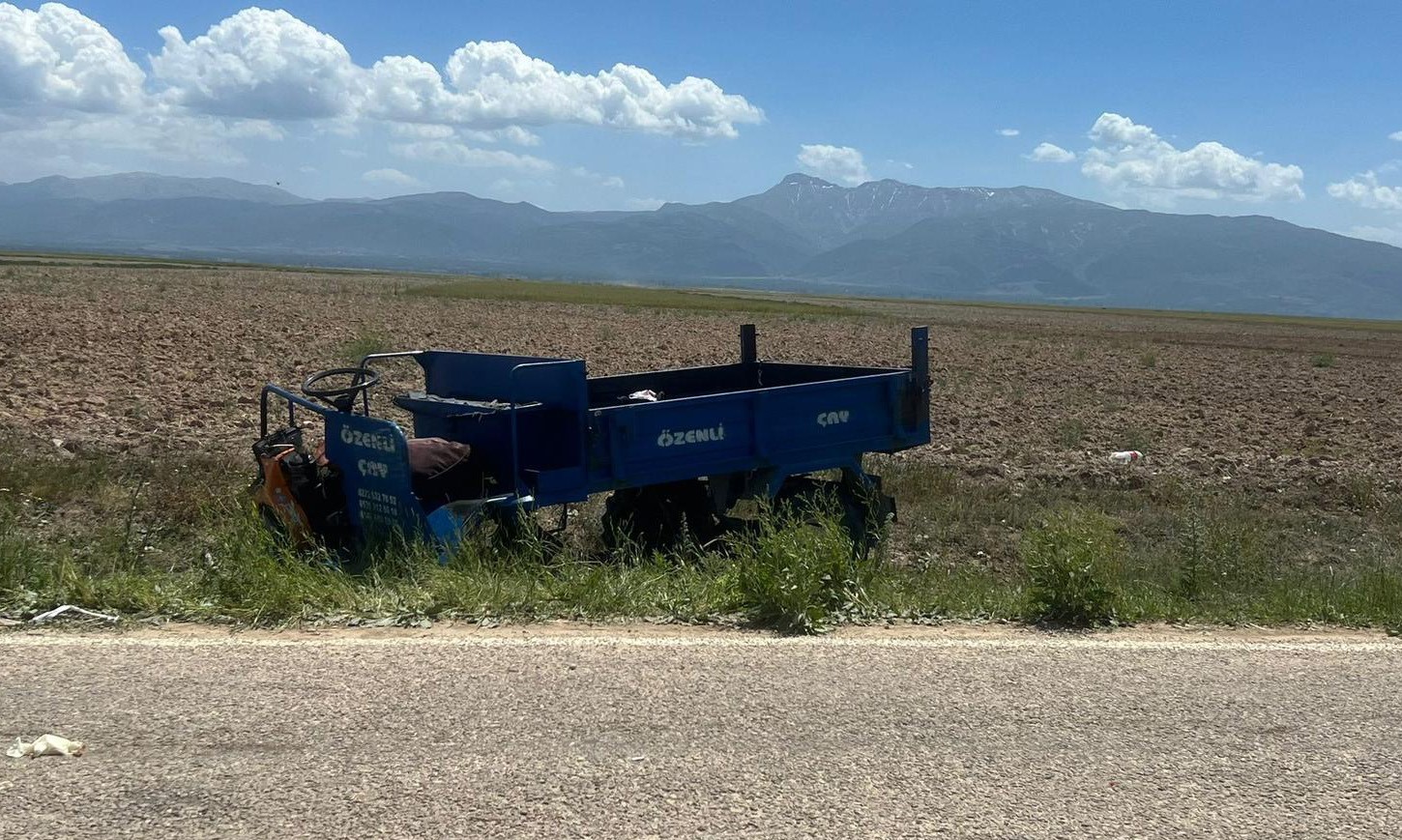 Hafif ticari ara&ccedil; patpatla &ccedil;arpıştı: 2 &ouml;l&uuml;, 2 yaralı 