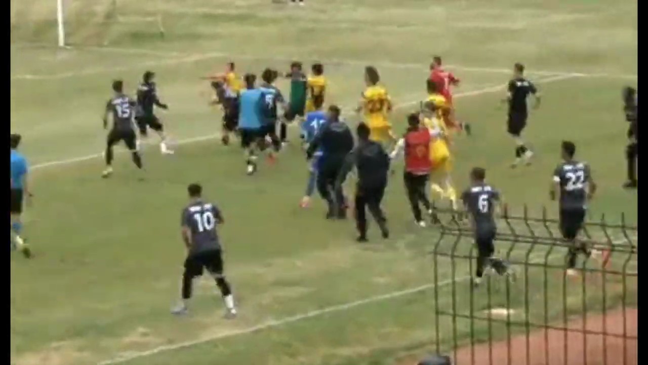 Futbolu bırakıp yumruklaştılar, ma&ccedil;ta 16 kırmızı kart &ccedil;ıktı 