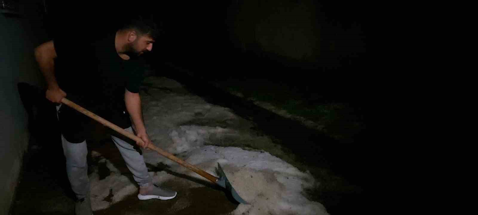 Tatvan&rsquo;da sağanak yağış ve dolu hayatı fel&ccedil; etti
