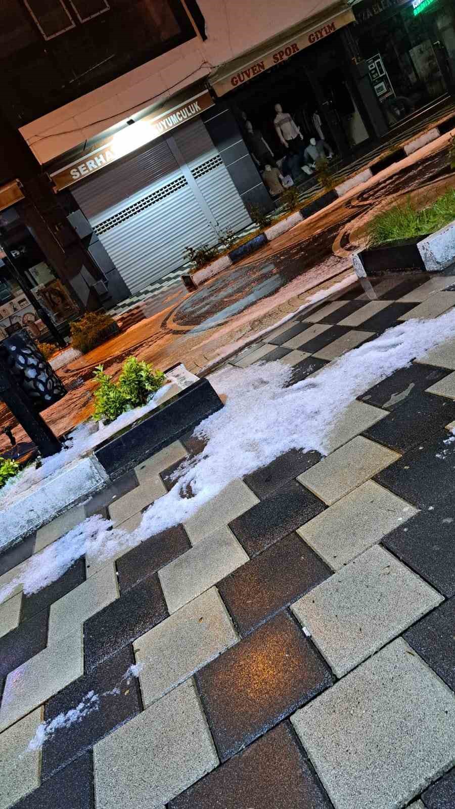 Tatvan&rsquo;da 10 dakikalık sağanak yolları dereye &ccedil;evirdi
