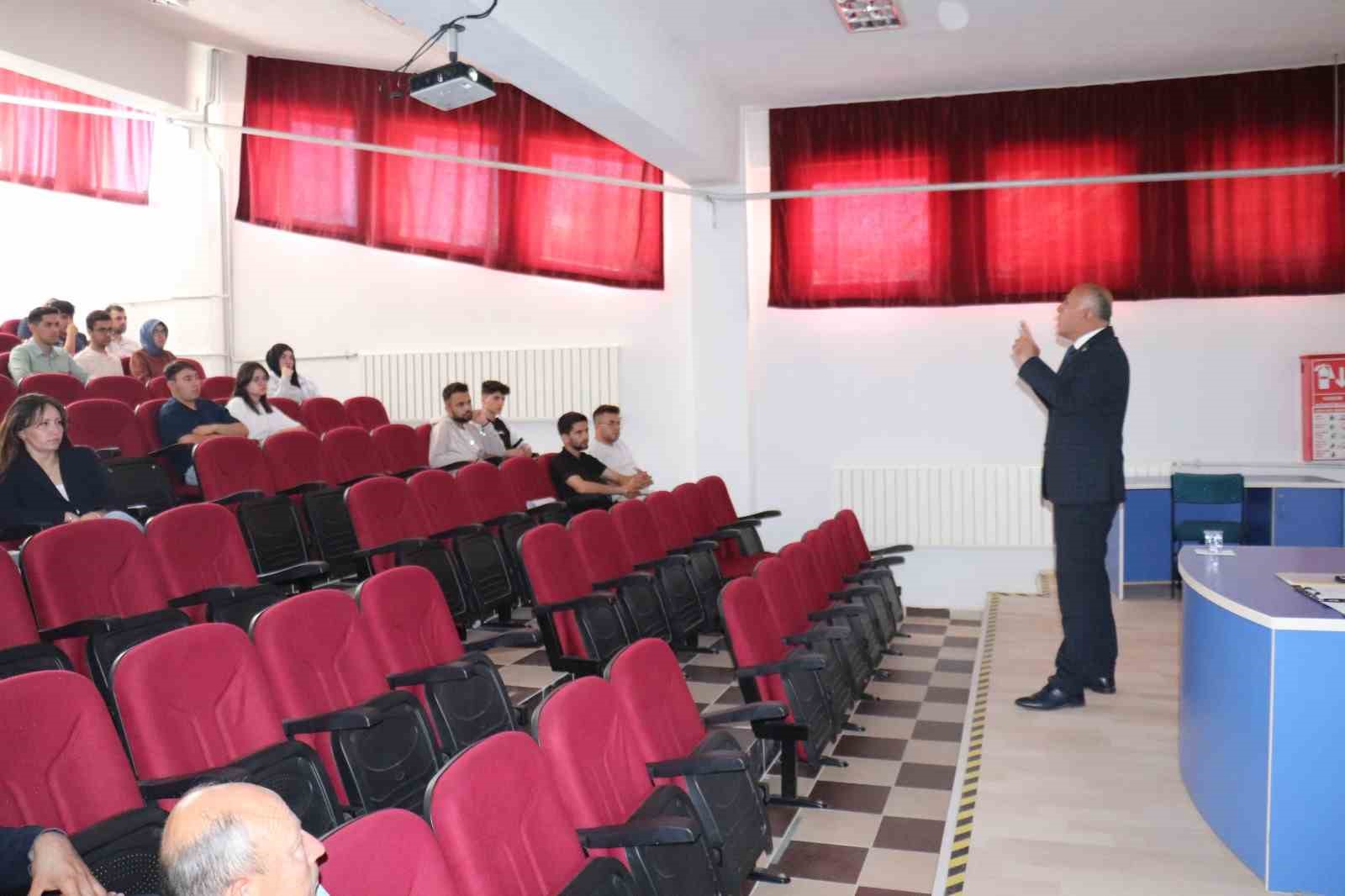 Belediye Başkanı Demirtaş, Hisarcık MYO&rsquo;da kariyer dersinin konuğu oldu
