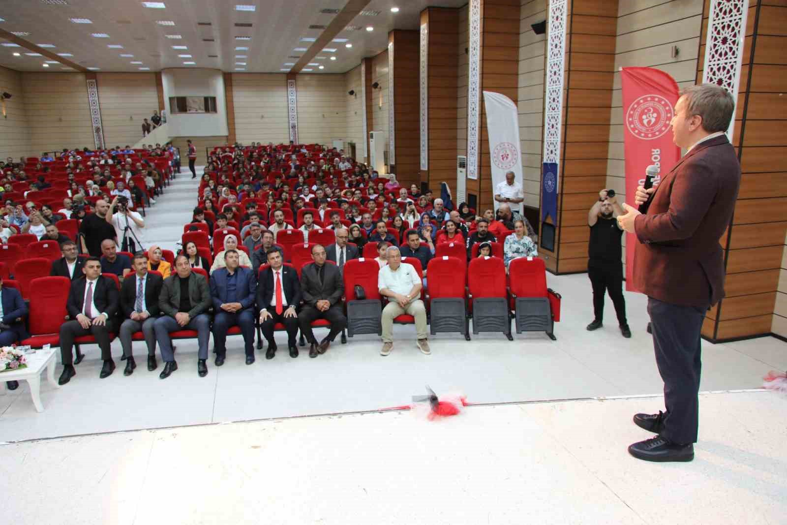 Erzincan&rsquo;da "19 Mayıs&rsquo;ta 19 Başarılı Gen&ccedil;" isimli s&ouml;yleşi programı d&uuml;zenlendi
