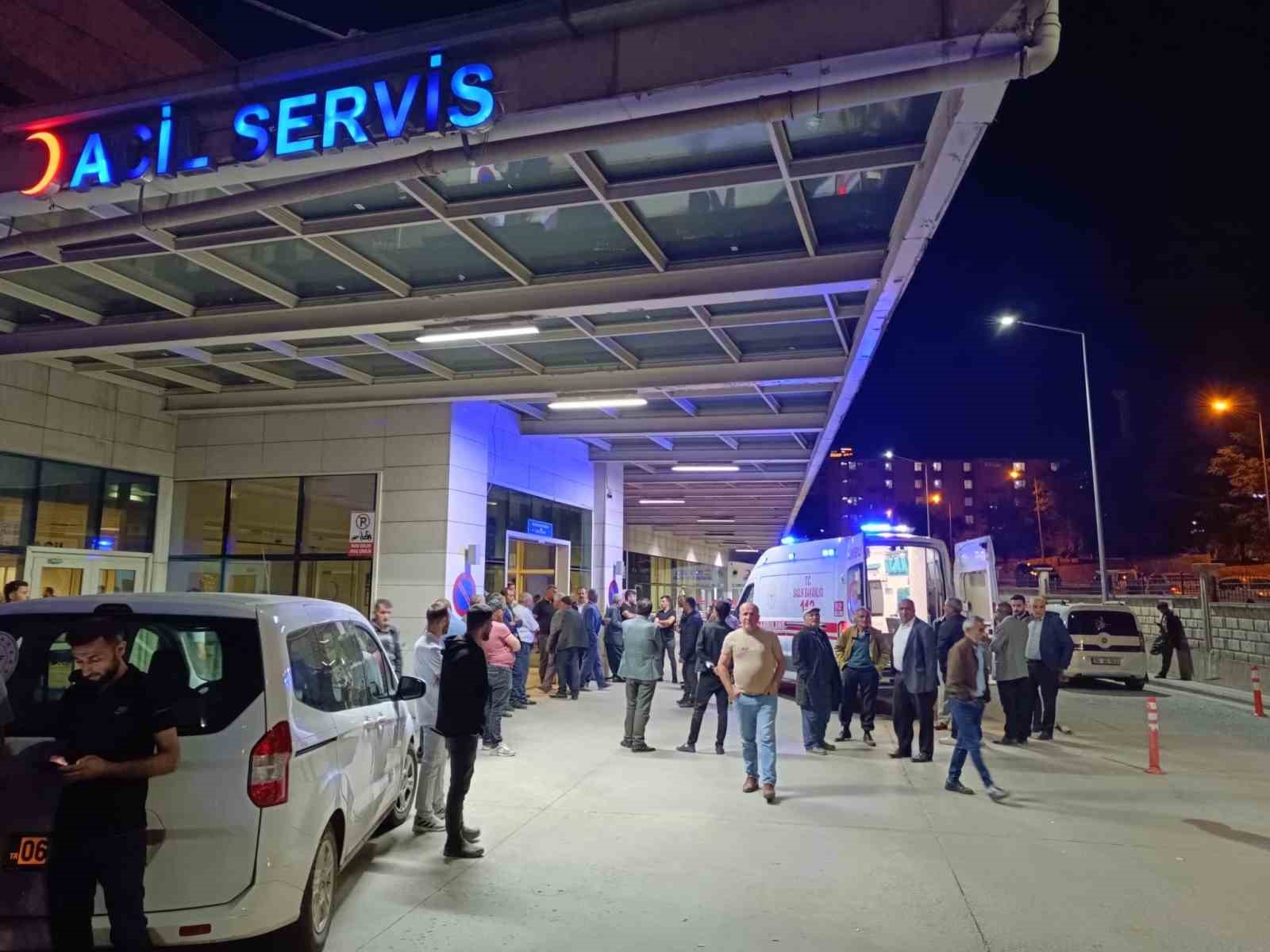 Şirvan&rsquo;da minib&uuml;s şarampole yuvarlandı: 1&rsquo;i ağır, 3 yaralı

