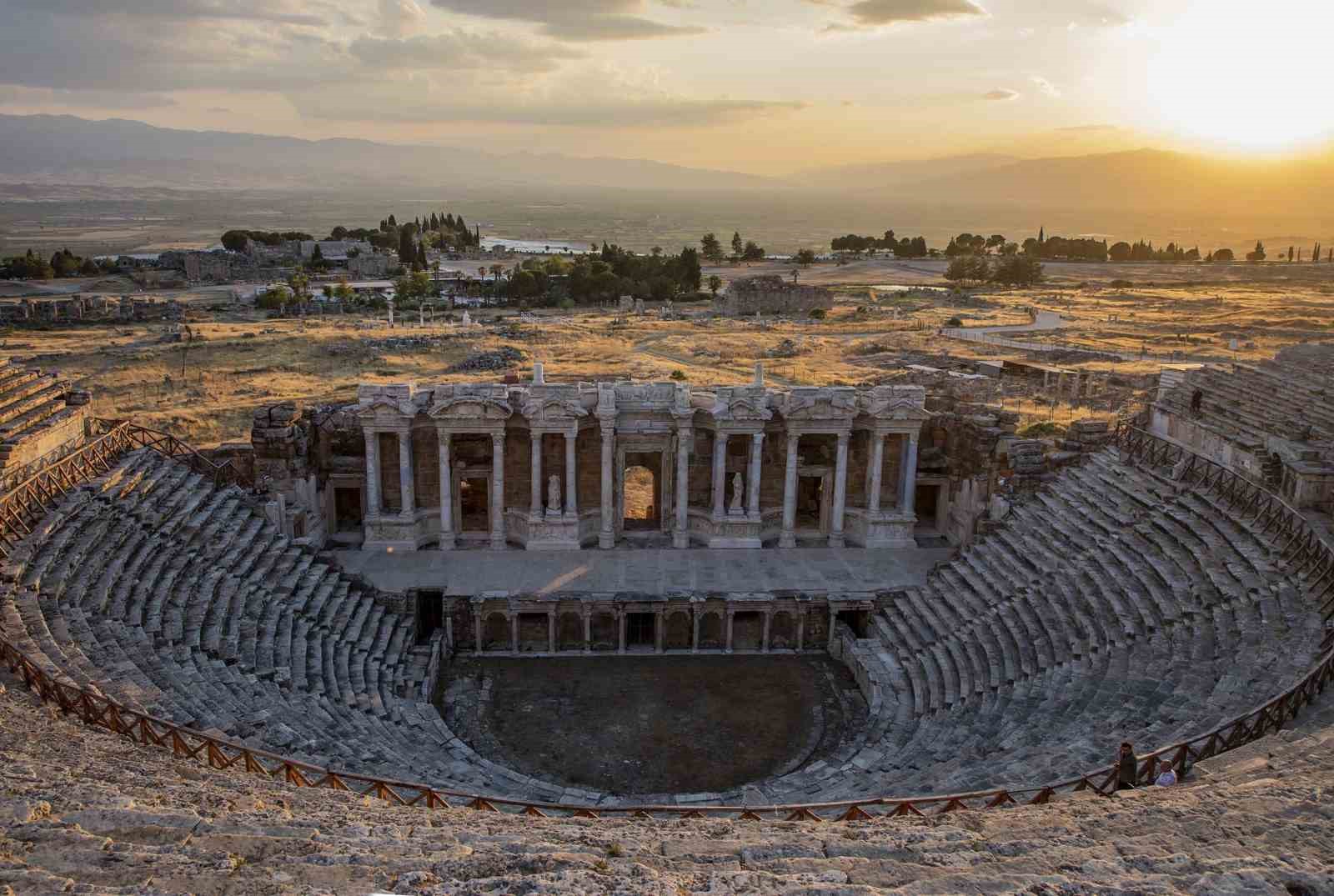 Y&uuml;zyıllık dostluk Hierapolis&rsquo;te birleştiriyor
