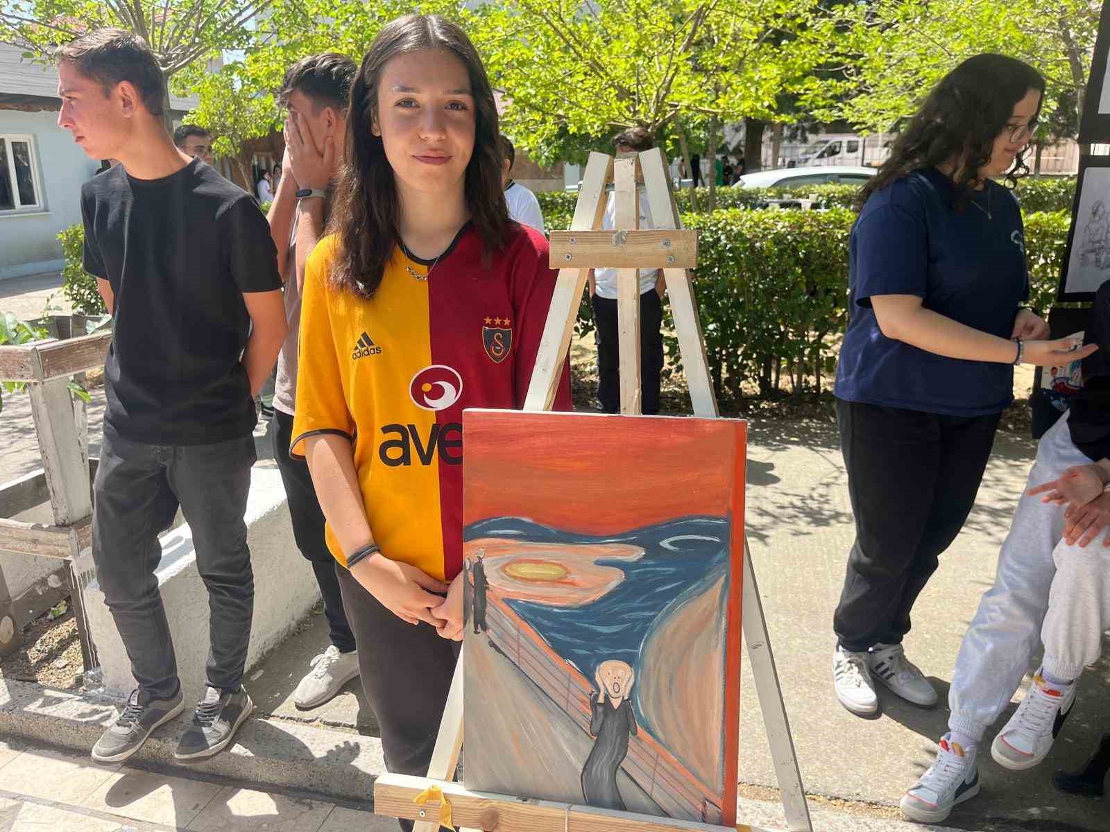 Liseliler atık malzemeleri sanat eserine d&ouml;n&uuml;şt&uuml;rd&uuml;

