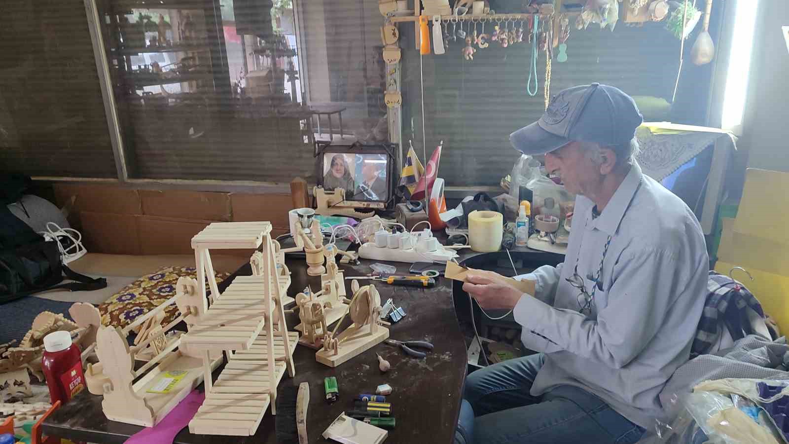 Çocukluğundaki eşyaların ahşap minyatürünü yaptı