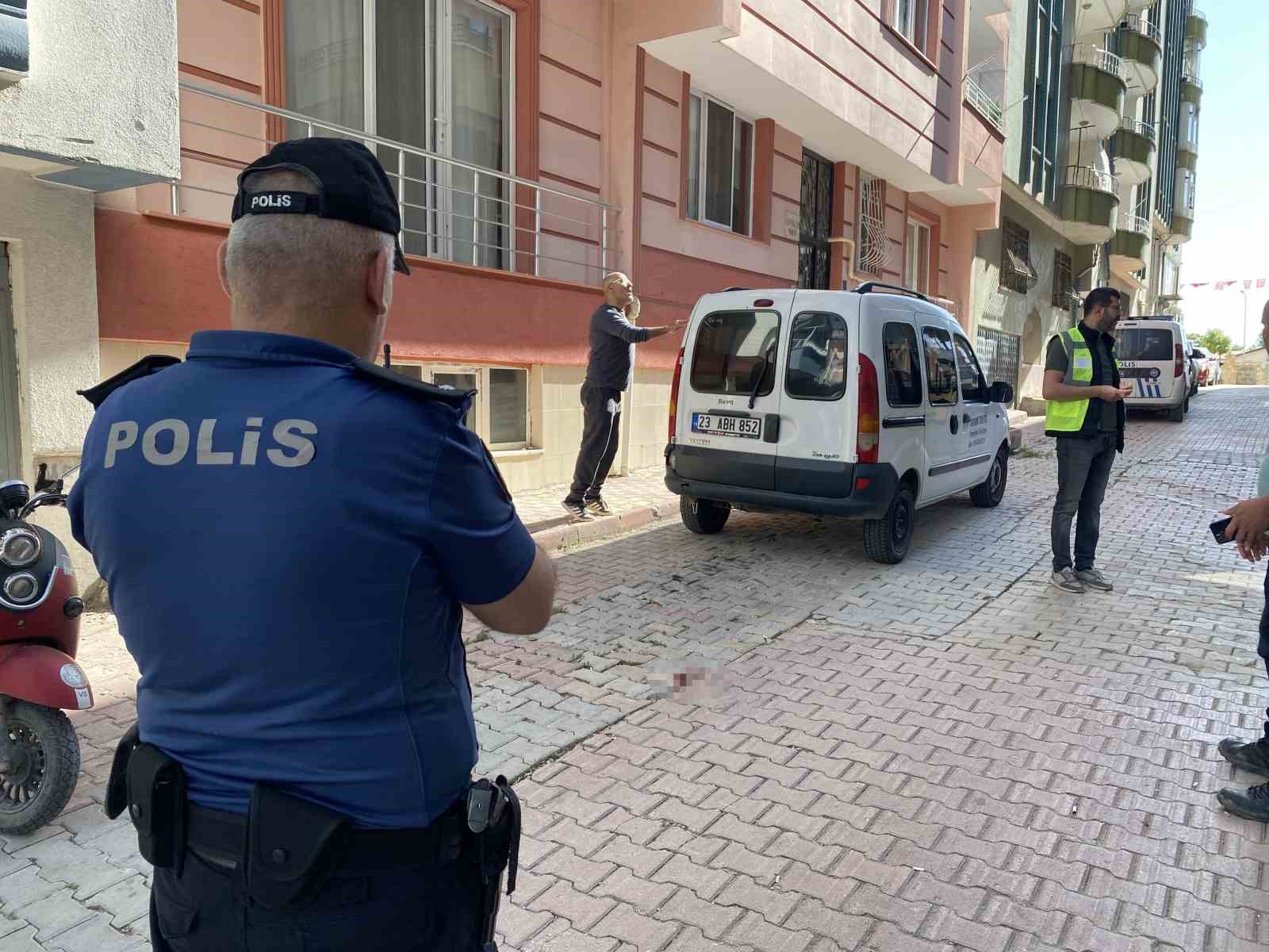 Elazığ’da 4. kattan park halindeki otomobilin üzerine düşen kadın hayatını kaybetti