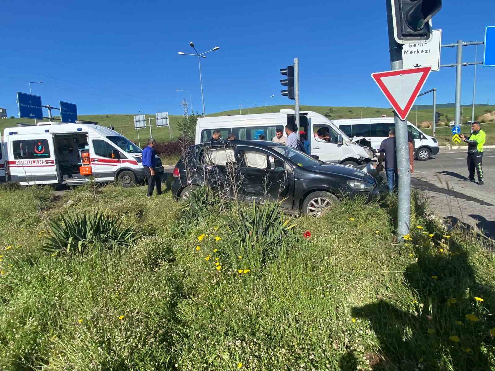 Bingöl’de otomobil ile minibüs çarpıştı: 9 yaralı