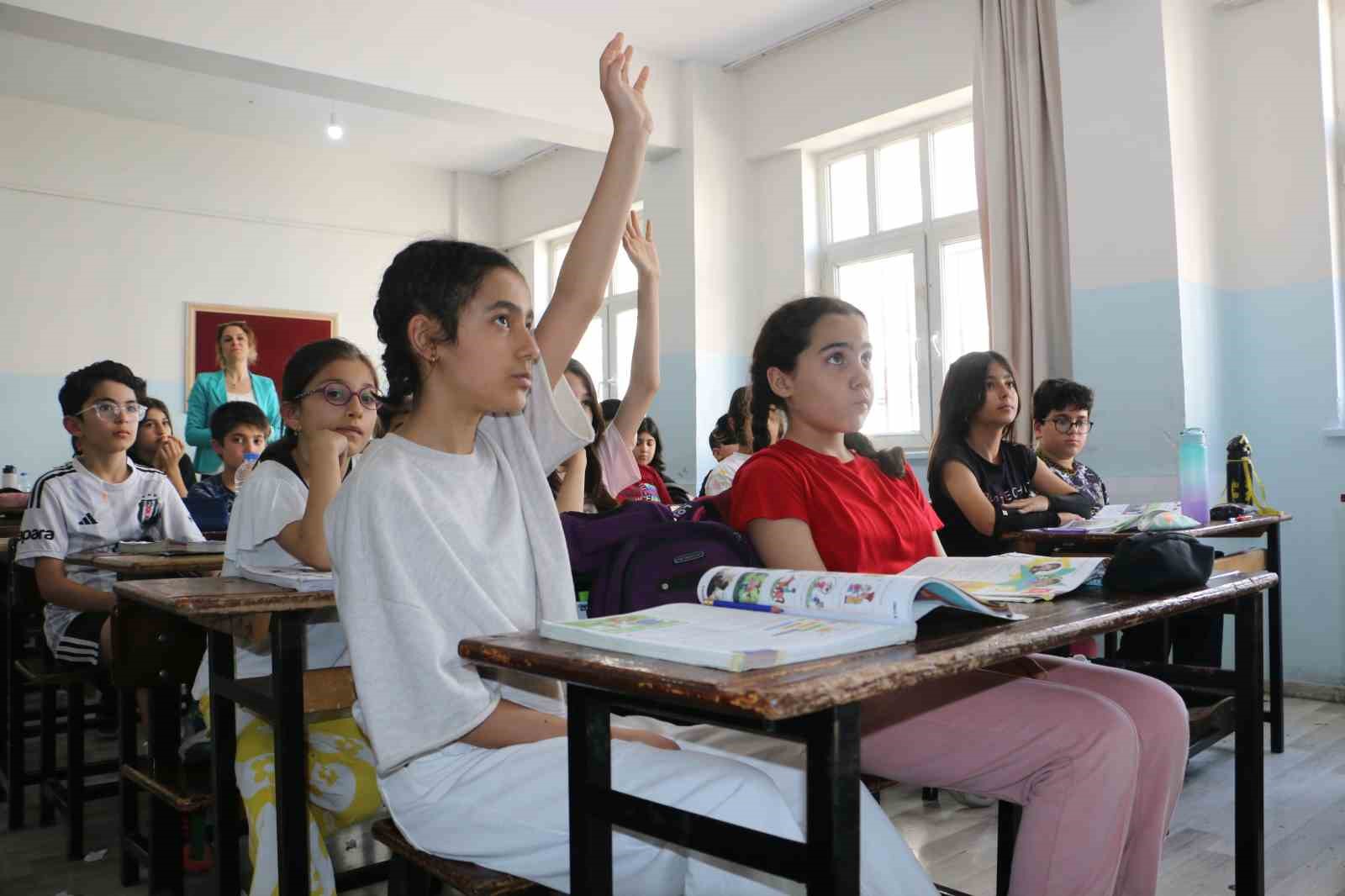 Bursluluk sınavında 500 tam puan alan Diyarbakırlı Ela’nın hayali beyin cerrahı olmak