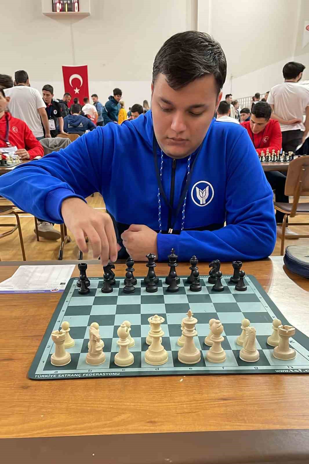 Yaşar &Uuml;niversitesi Erkek Satran&ccedil; Takımı şampiyonada ikinci oldu
