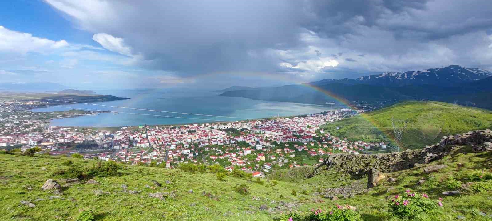 Tatvan’da gökkuşağı renk cümbüşü oluşturdu
