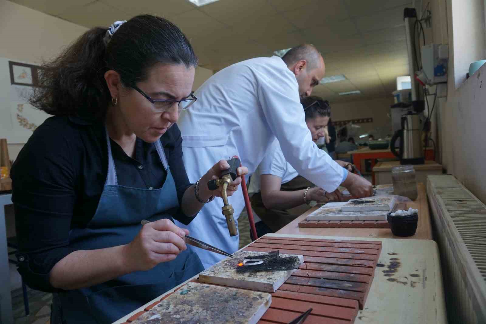 Bu mesleğin &ouml;n&uuml; a&ccedil;ık: Altına şekil verecekler
