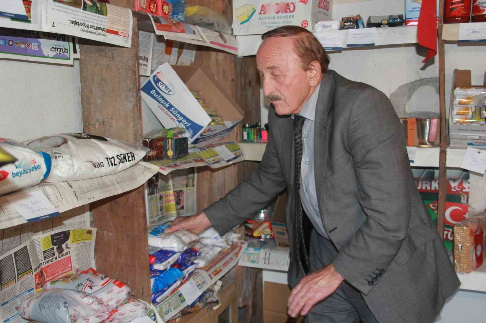 Köy bakkalını 50 yıldır sakal tıraşlı ve takım elbiseli işletiyor: “Önce kendime, sonra da insanlara saygım var”
