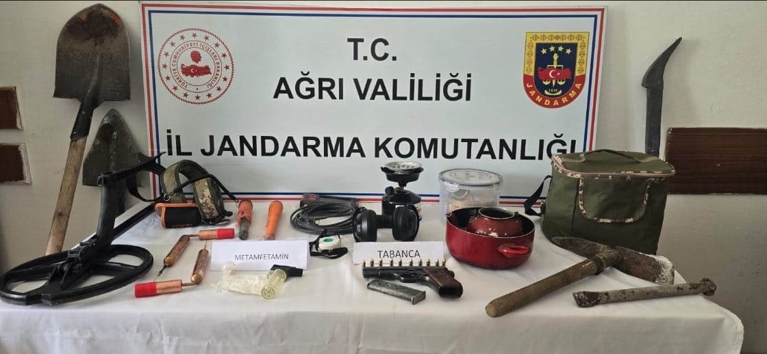 Ağrı’da kaçak kazı yapan şahıslar uyuşturucu ve silahlar yakalandı