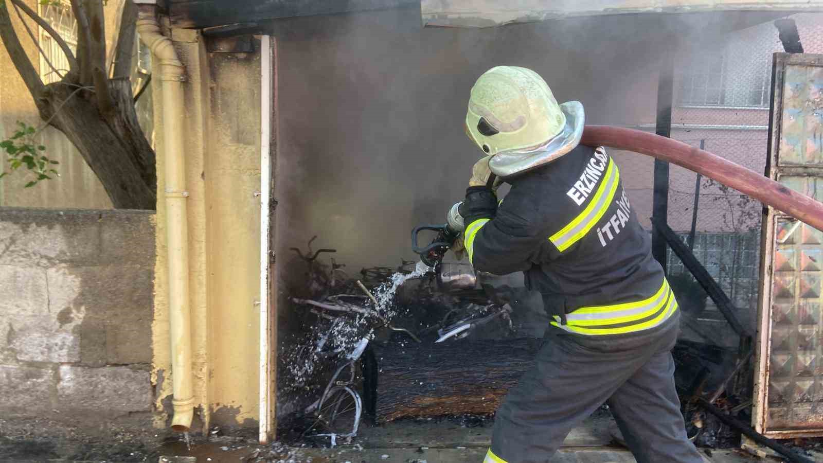 Erzincan&rsquo;da garajda &ccedil;ıkan yangın korkuttu
