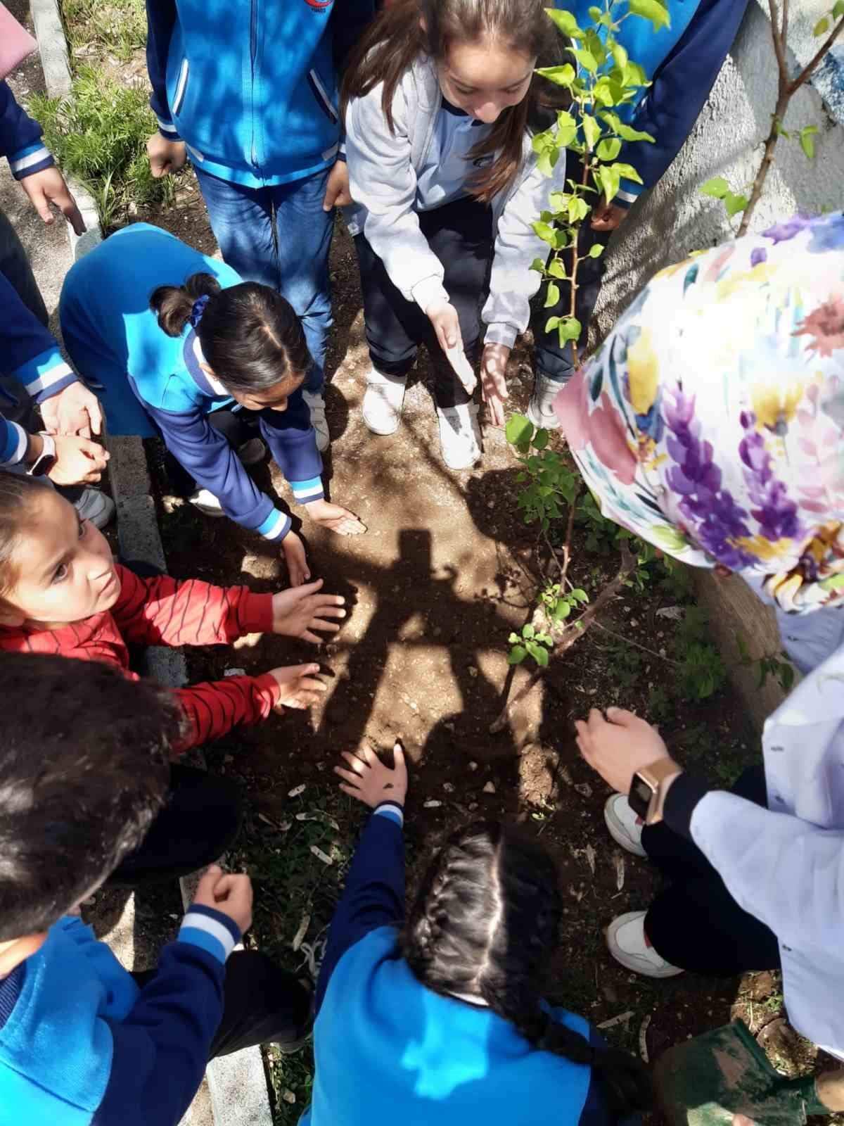 Hınıs Mehmet Akif Ersoy Ortaokulu a&ccedil;ık hava eğitimi projesi ile Avrupa&rsquo;da
