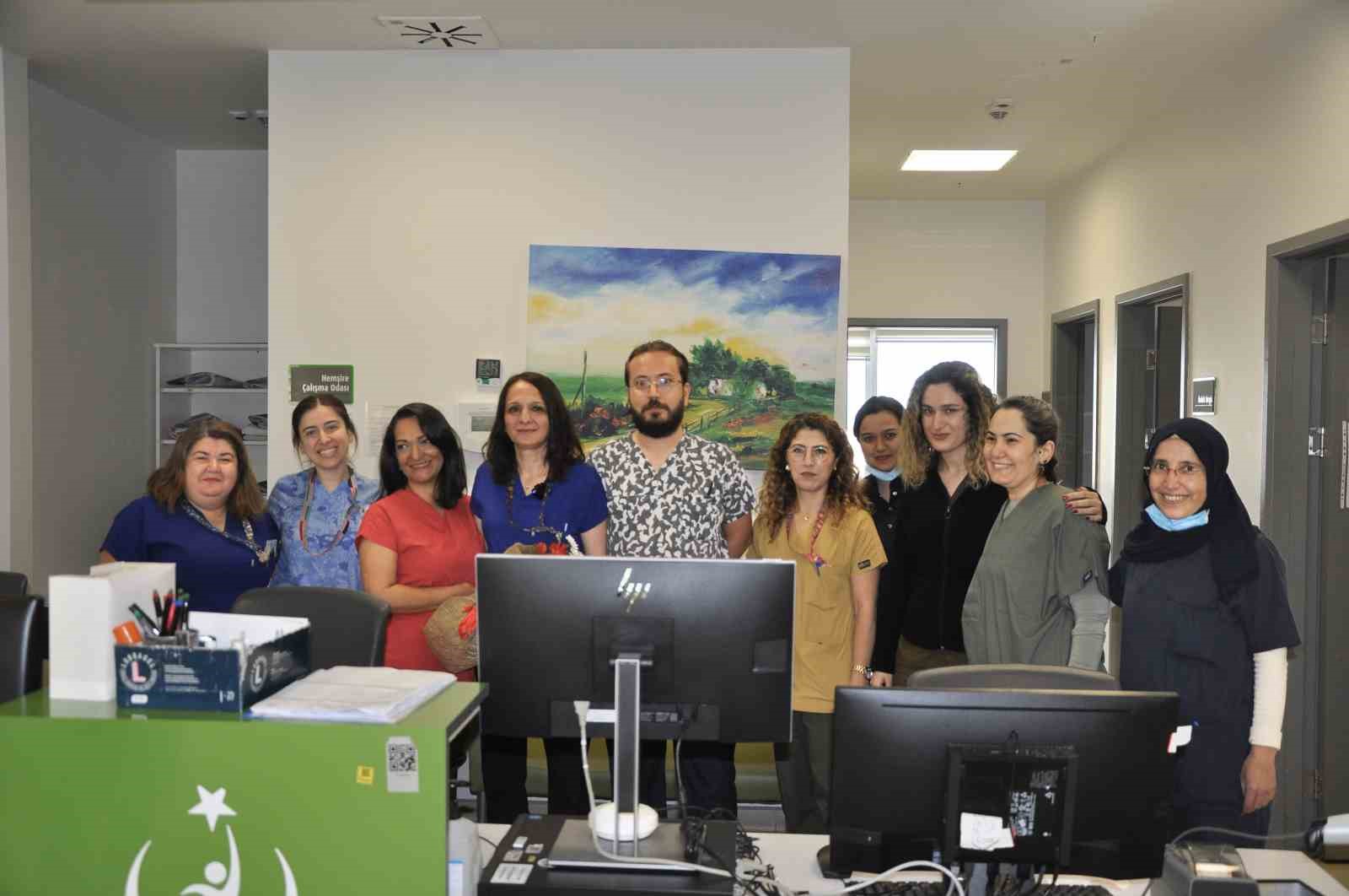 Manisa Şehir Hastanesi yönetiminden yılın hemşiresine tebrik
