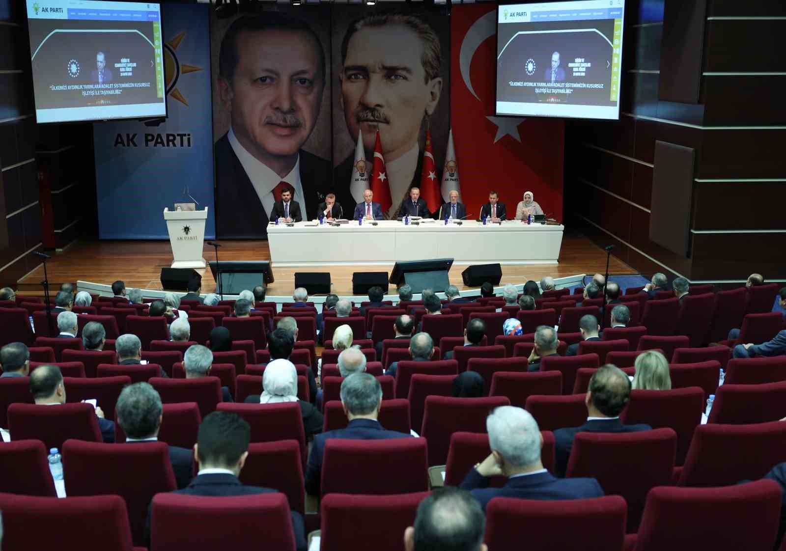 AK Parti Merkez Karar Yönetim Kurulu (MKYK) toplantısı, Cumhurbaşkanı ve AK Parti Genel Başkanı Recep Tayyip Erdoğan başkanlığında başladı.