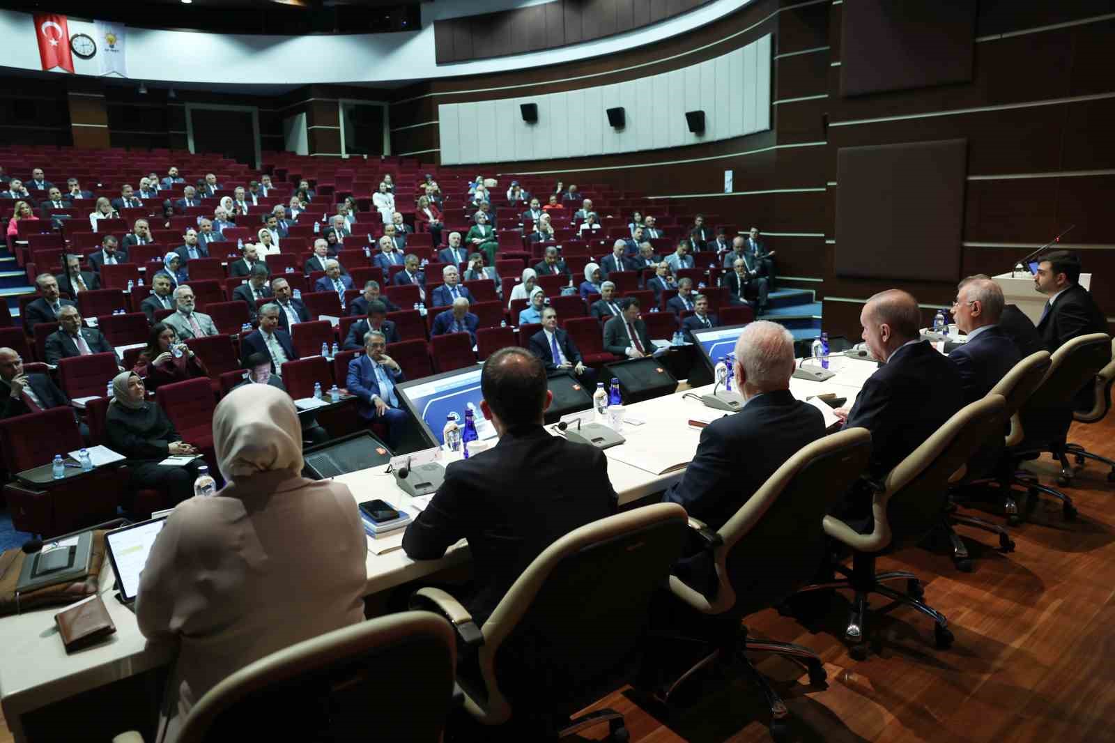 AK Parti Merkez Karar Yönetim Kurulu (MKYK) toplantısı, Cumhurbaşkanı ve AK Parti Genel Başkanı Recep Tayyip Erdoğan başkanlığında başladı.