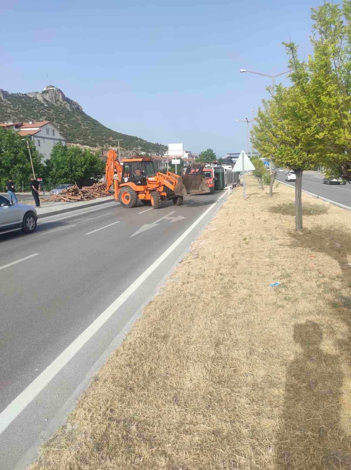 Burdur’da tomruk yüklü kamyon devrildi, yol trafiğe kapandı 