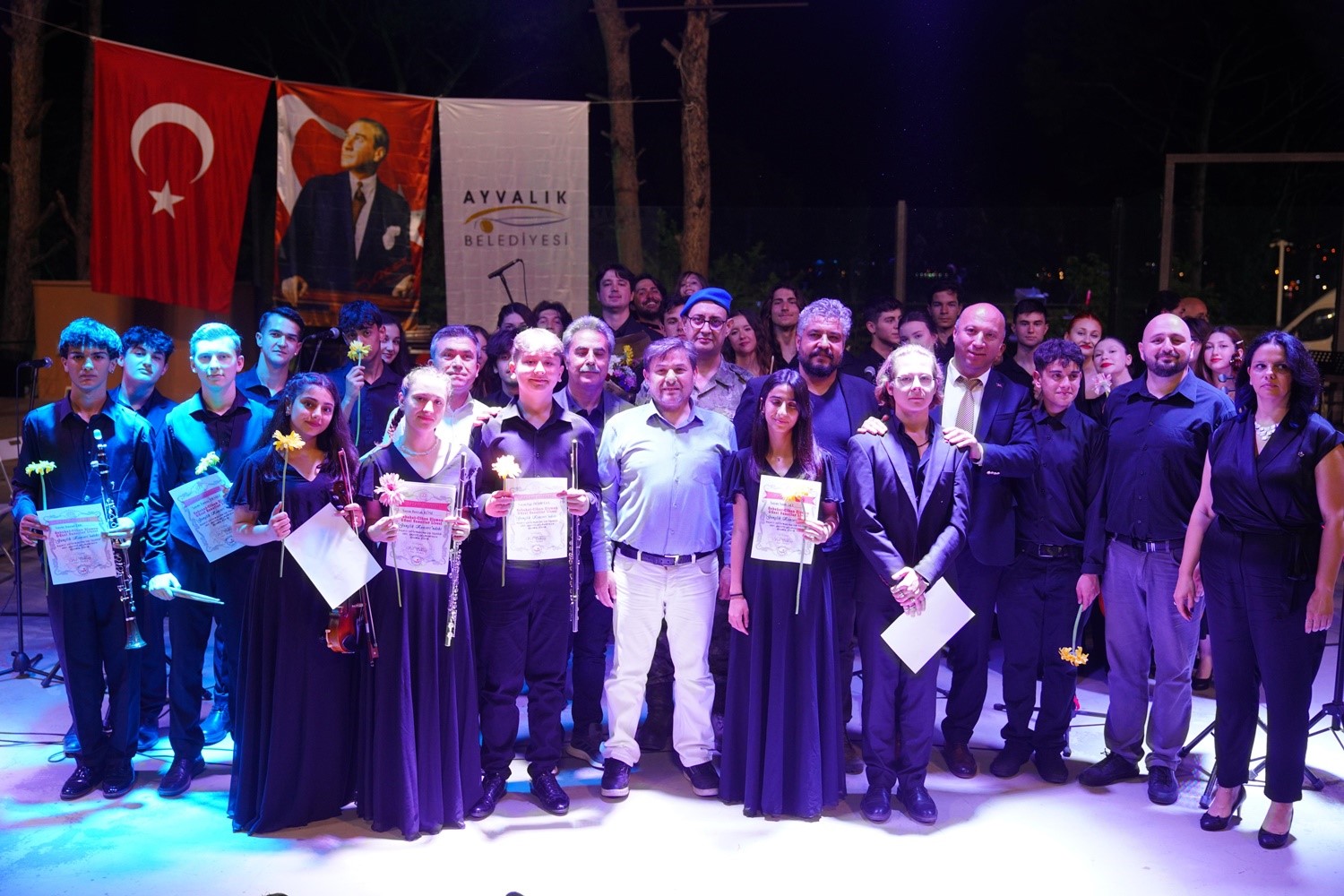 Ayvalık&rsquo;ta Sebahat-Cihan Şişman G&uuml;zel Sanatlar Lisesi &ouml;ğrencilerinden yılsonu konseri
