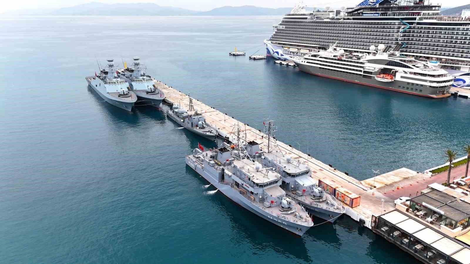 T&uuml;rk Donanması&rsquo;nın gururu olan savaş gemileri Kuşadası&rsquo;nda
