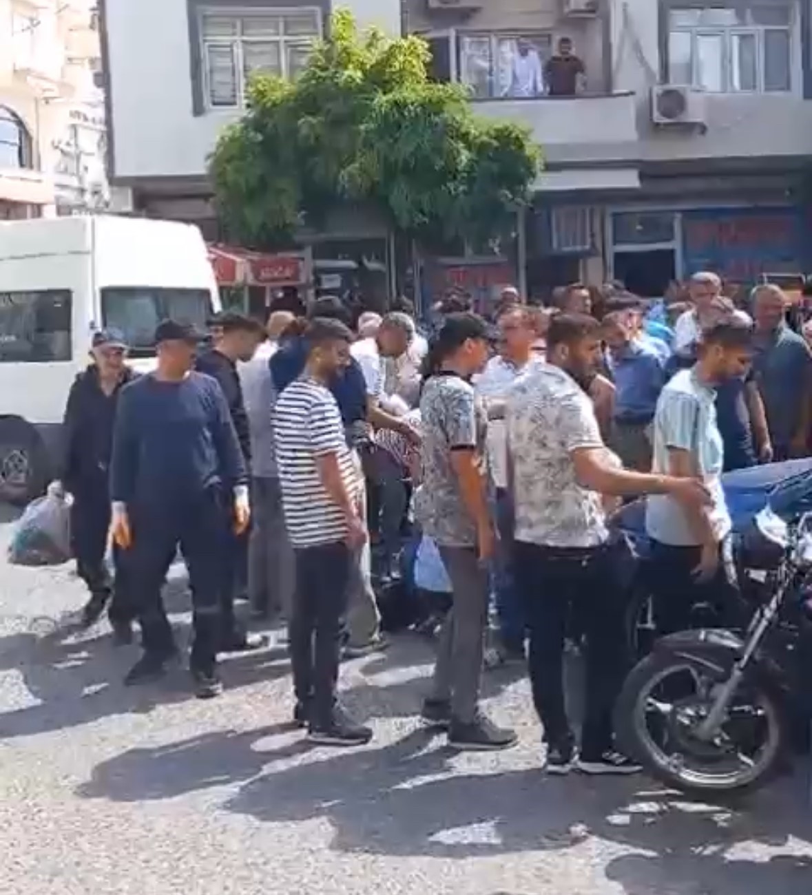 Mardin’de otomobil ile motosikletin çarpıştığı kaza kamerada: 1 yaralı
