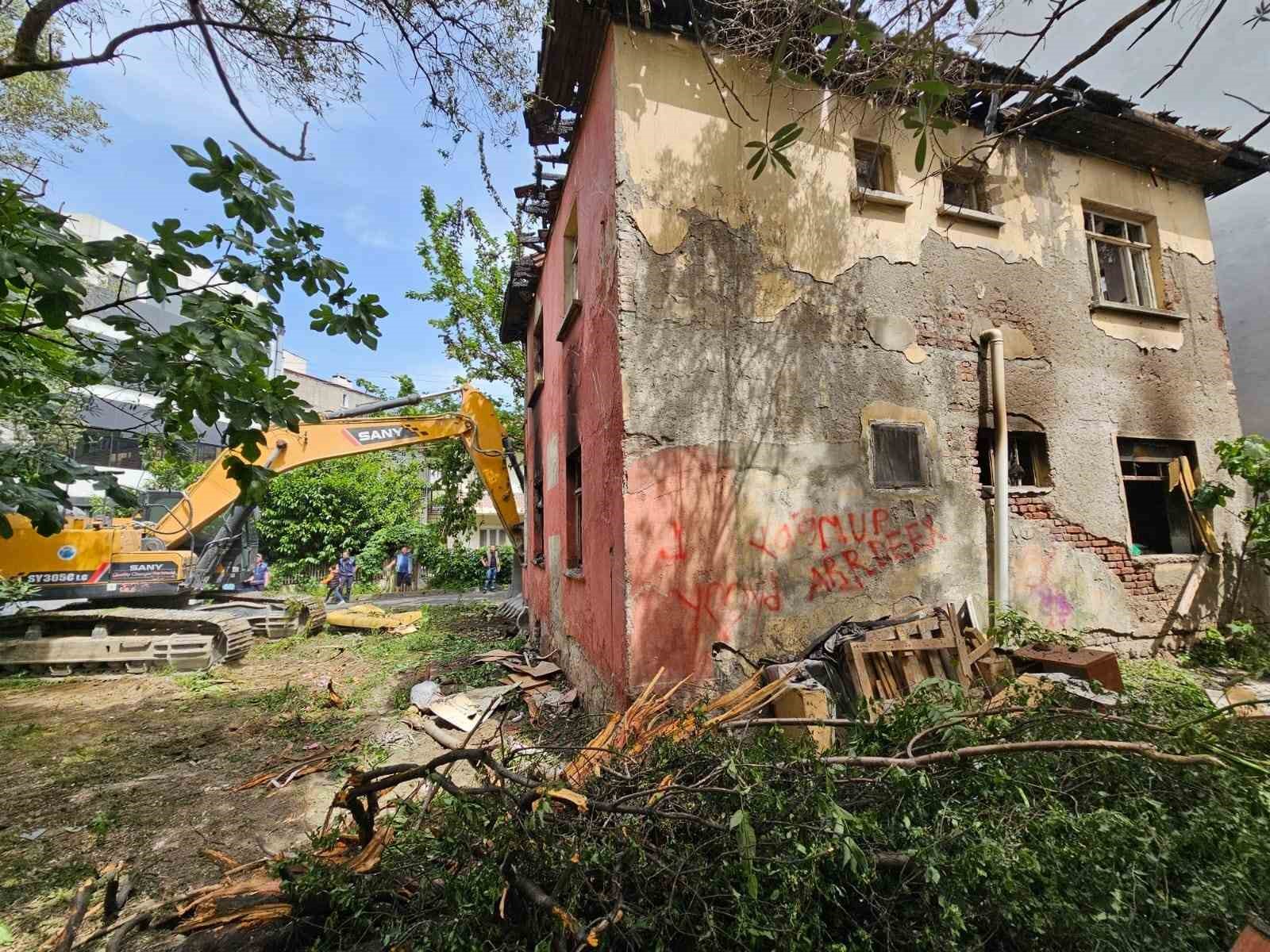 Yangında büyük hasar gören bina yıkıldı
