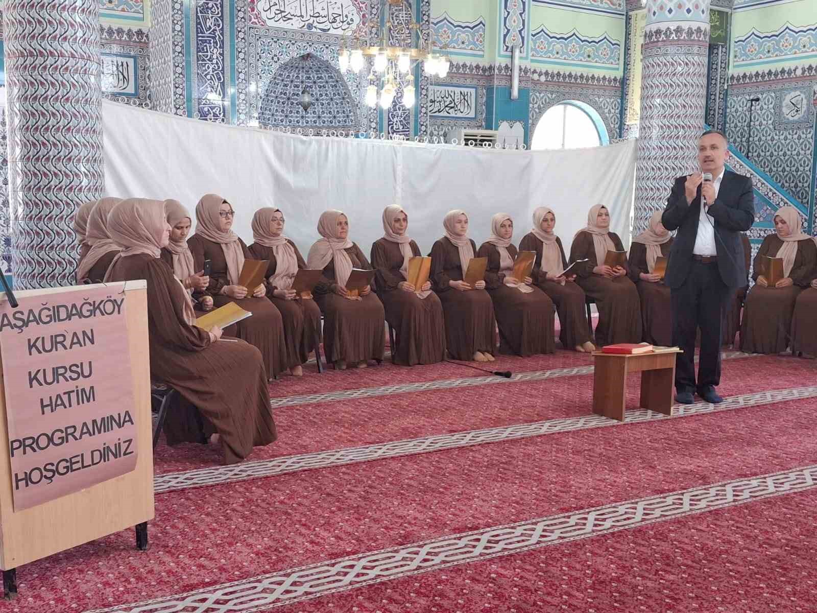 Kursiyerlerden yıl sonu hatim programı
