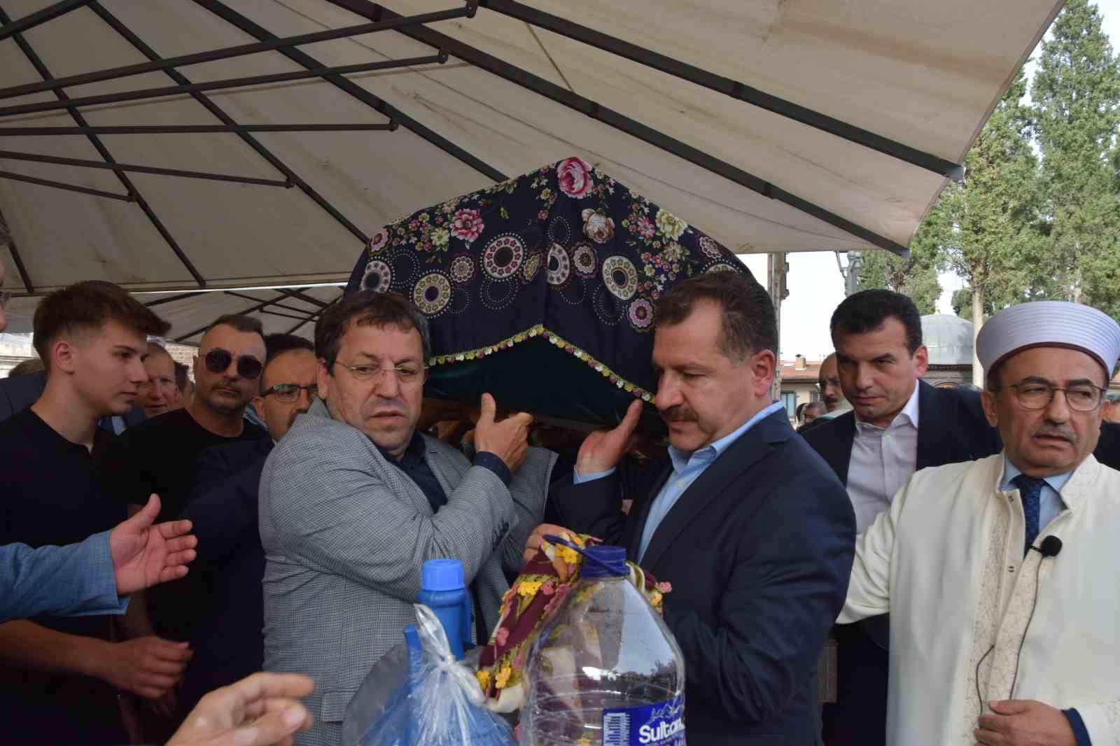 Eski Başkan Y&uuml;cel Yılmaz&rsquo;ın annesi son yolculuğuna uğurlandı
