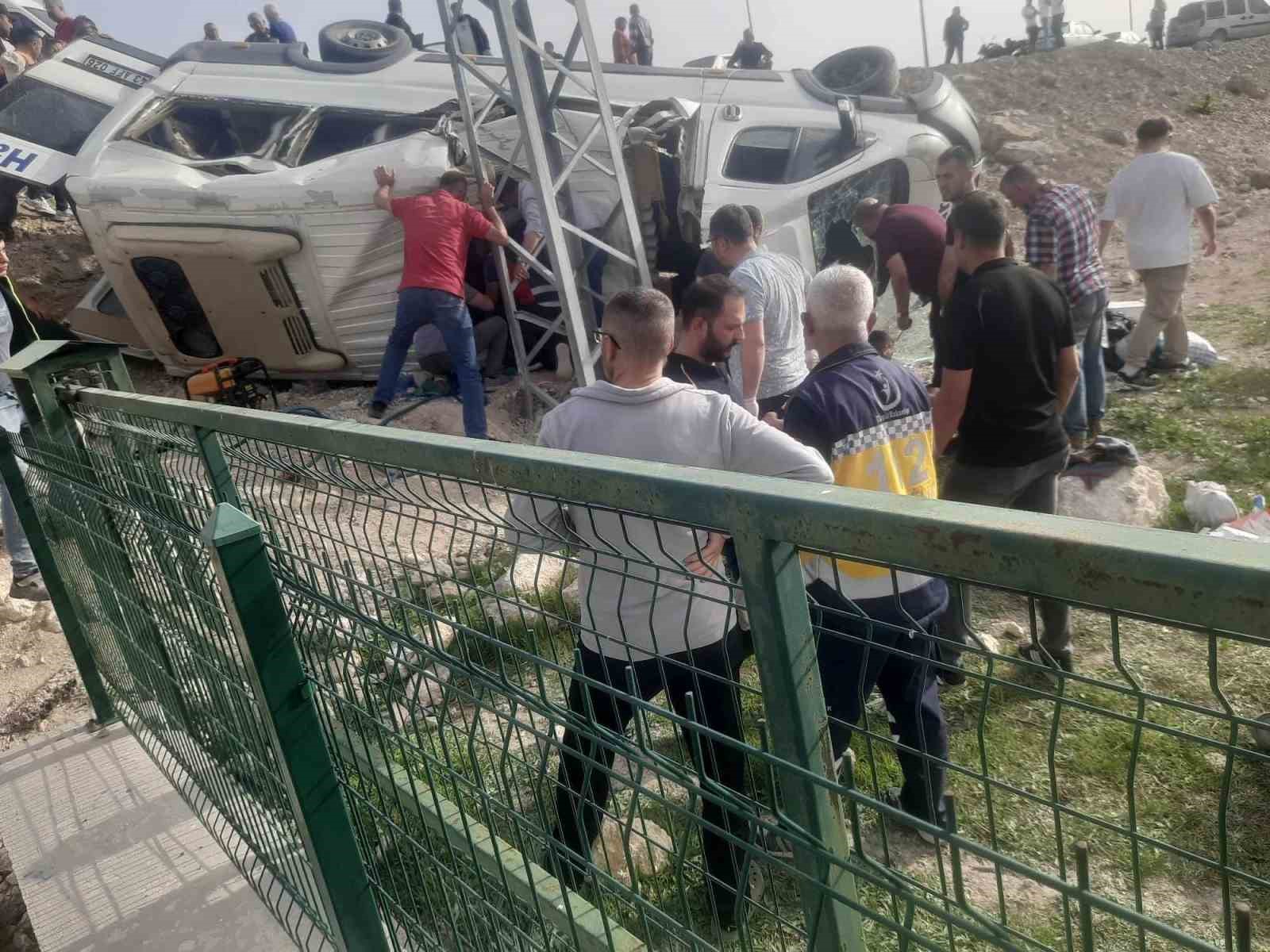 Kütahya’da yolcu otobüsü devrildi: 13 kişi yaralandı 