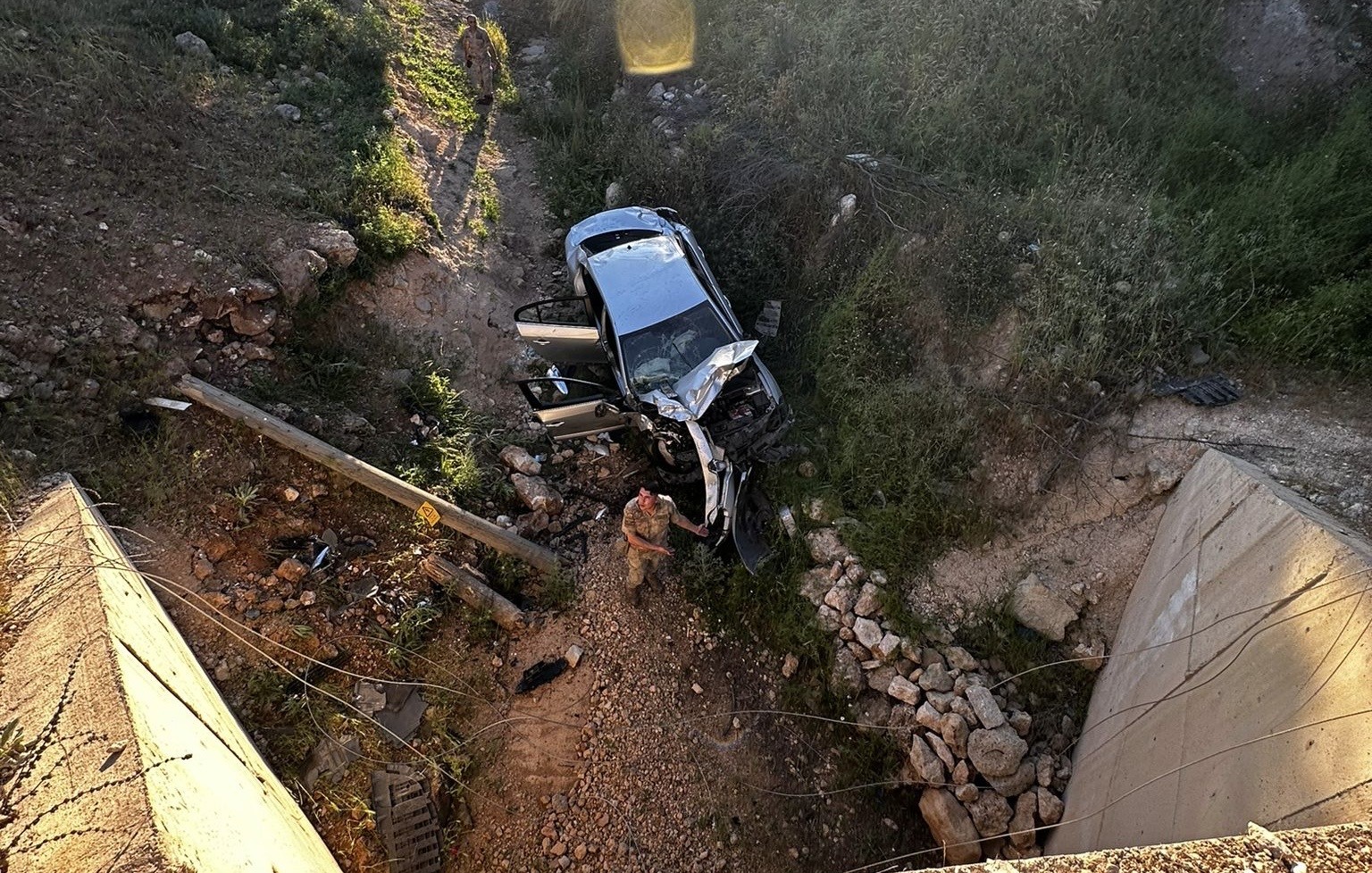 Mardin’de devrilen otomobilin sürücüsü yaralandı
